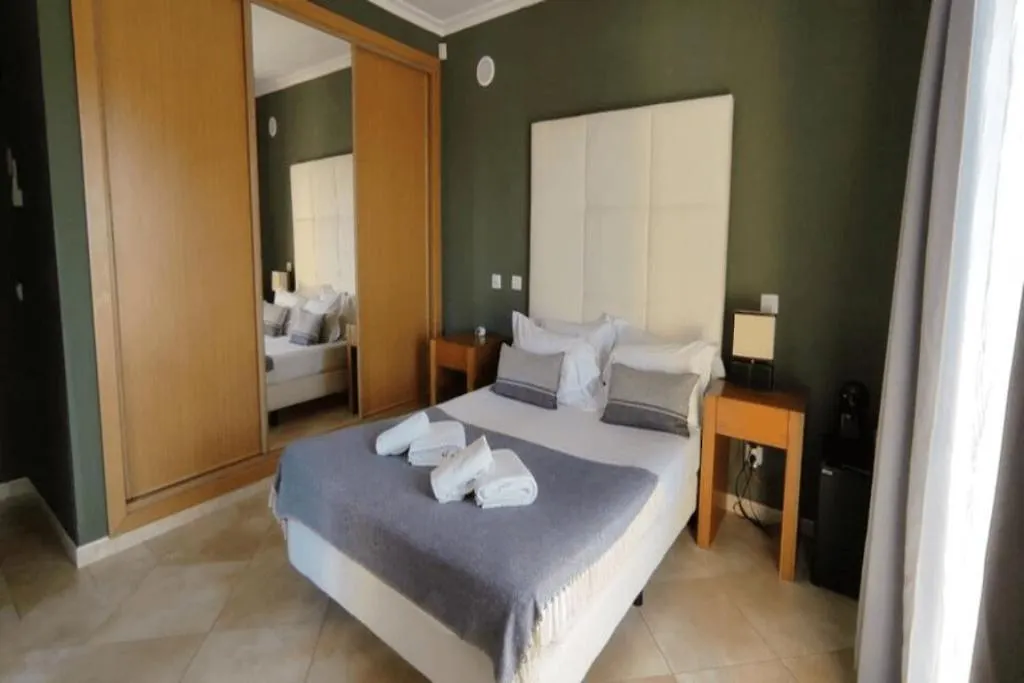 فندق مبيت وإفطار ألخيزور Arrifana Destination Suites